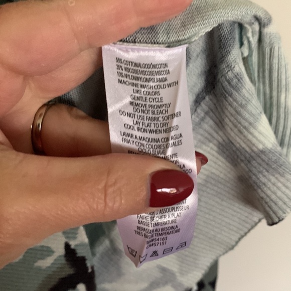 Crewneck Sweater Sz small Camouflage - Picture 5 of 5